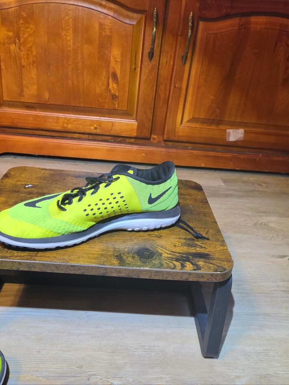 Women  Nike FS Lite Run in the "Volt Yellow" colorway Size 9.5 - Picture 6 of 8